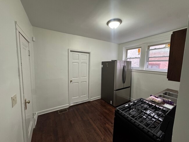 Foto del edificio - 8222 S Marshfield Ave