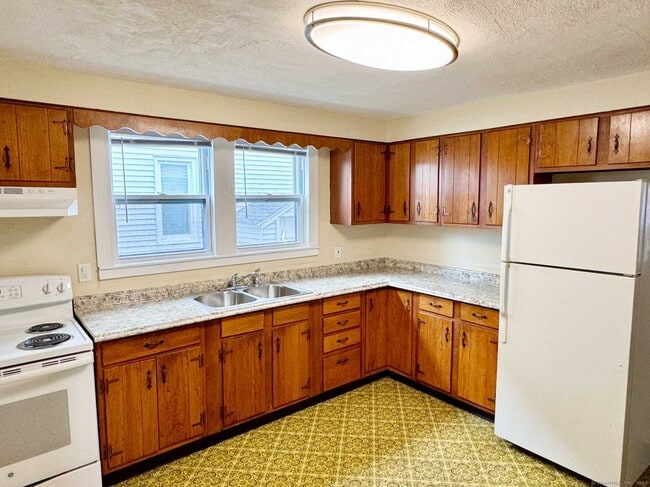 Building Photo - 132 N Elm St