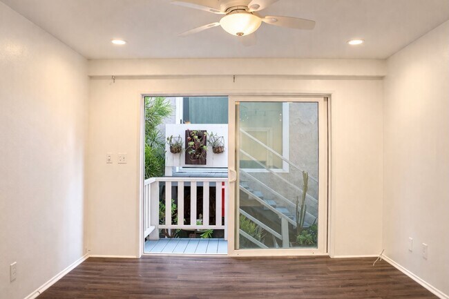 Foto del edificio - 733 Manhattan Beach Blvd