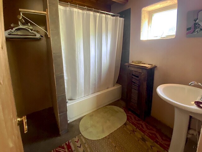 Baño con ducha y lavadora. - 223 A Victor Ct