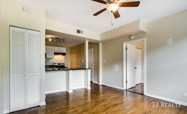 Foto del edificio - Awesome Rehabbed One Bed in Lakeview! Pet ...