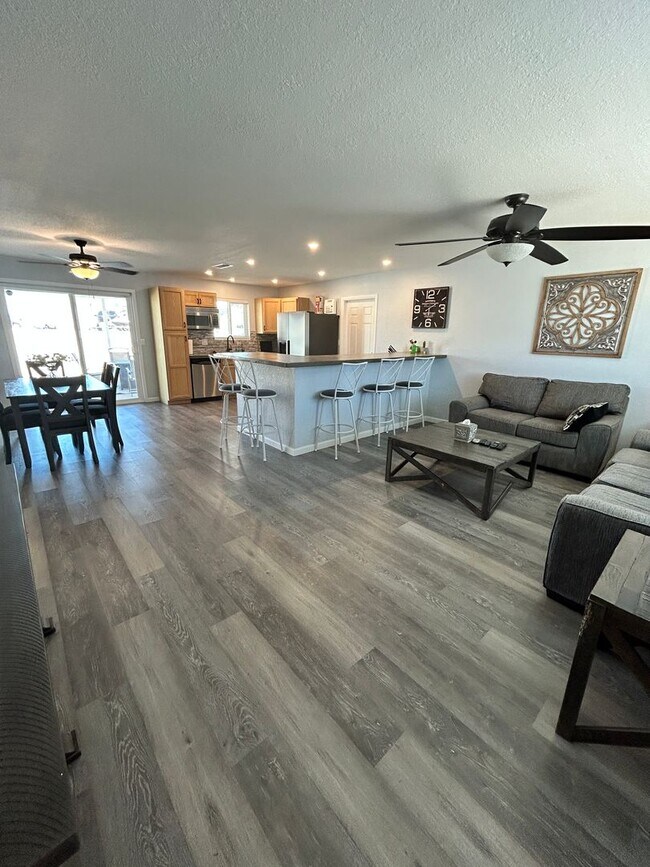 Building Photo - Furnished Home!