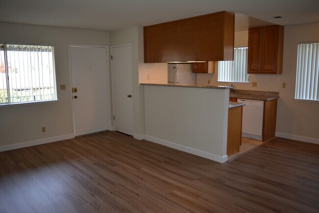 Foto del edificio - UPSTAIRS 2 BEDROOM UNIT IN A 4PLEX AT HAMILTON DOWNS