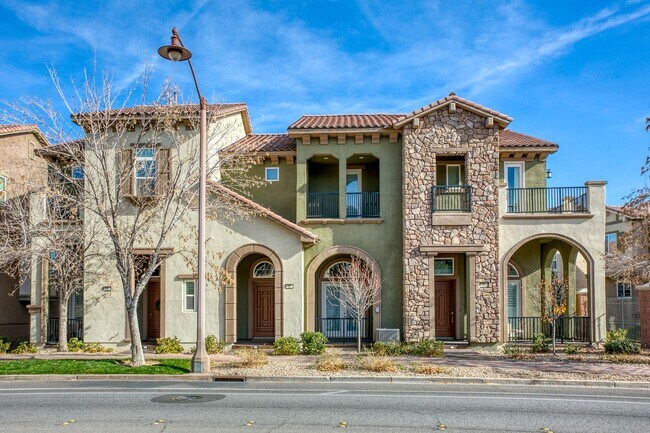 Building Photo - Charming 3-Level Townhome in Gated Communi...