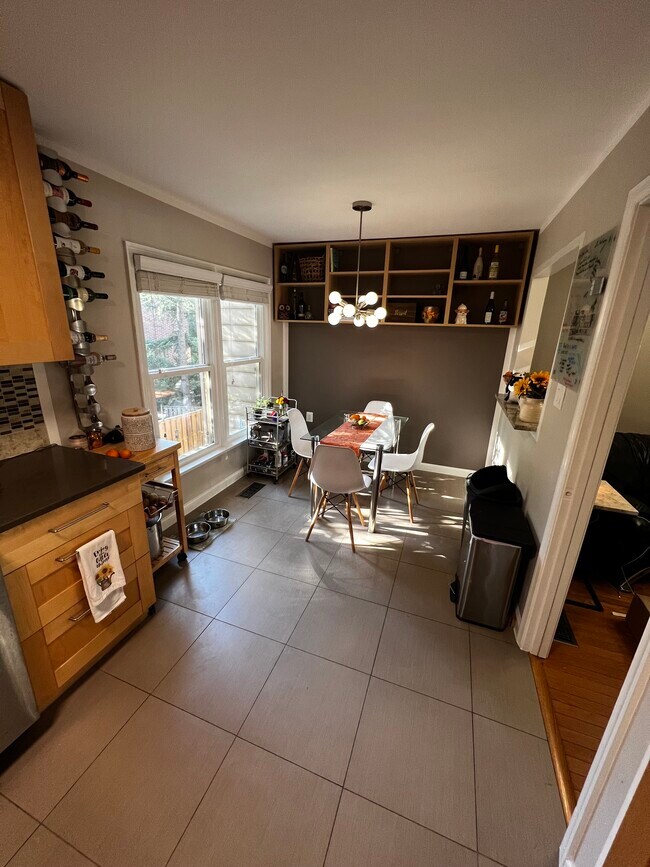 Comedor AMUEBLADO: con mesa, sillas y botellero. - 3814 Usher Ct