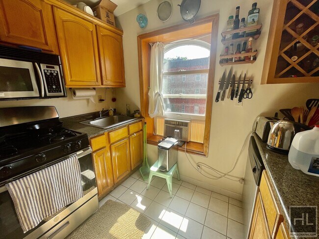 Foto del edificio - 94 GREENE AVENUE