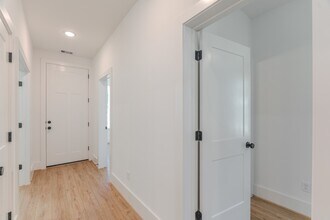 Building Photo - 3203 Hemingway Dr