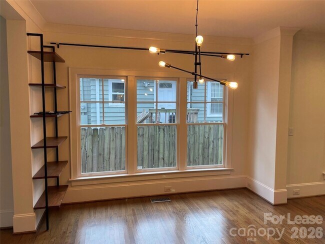 Foto del edificio - 2321 Barry St