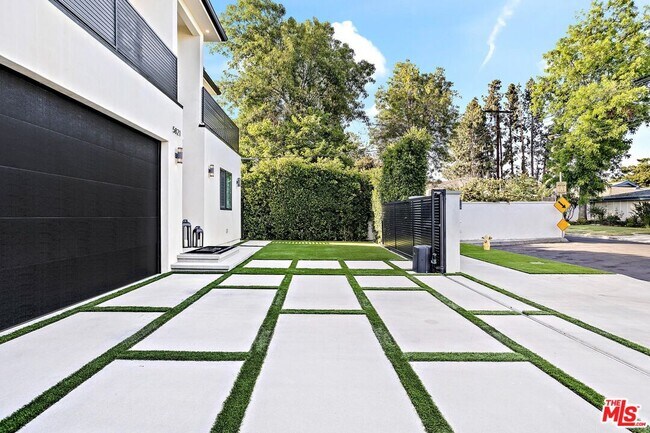 Foto del edificio - 5821 Wilkinson Ave