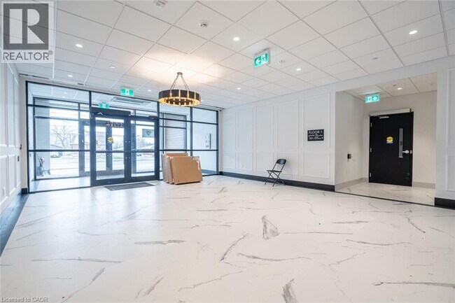 Photo du bâtiment - 1936 Rymal Rd E