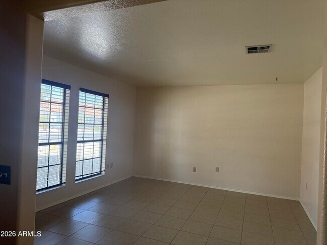 Foto del edificio - 627 N Quartz St