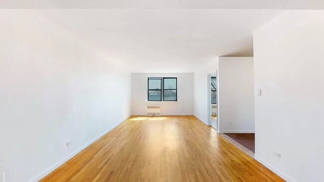 Building Photo - Bright 1 Bed 1 Bath Available