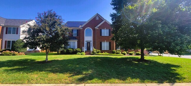 Foto del edificio - Stately brick front contemporary on huge c...