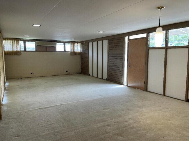 Building Photo - KILAUEA AVE 3/2/2+den A/C, storage, workro...