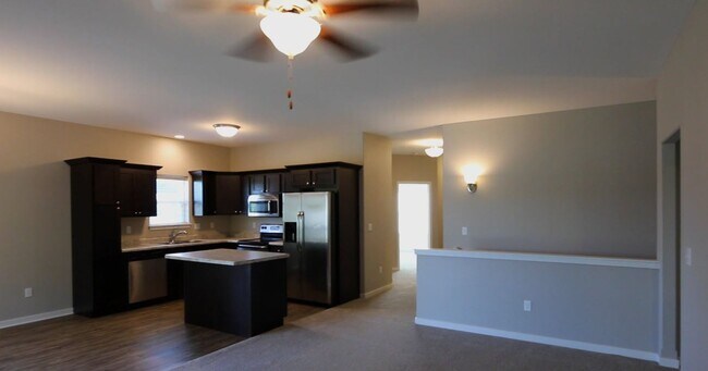 Foto del edificio - 4 Bedroom, 3 bath close to University and available August 14, 2026