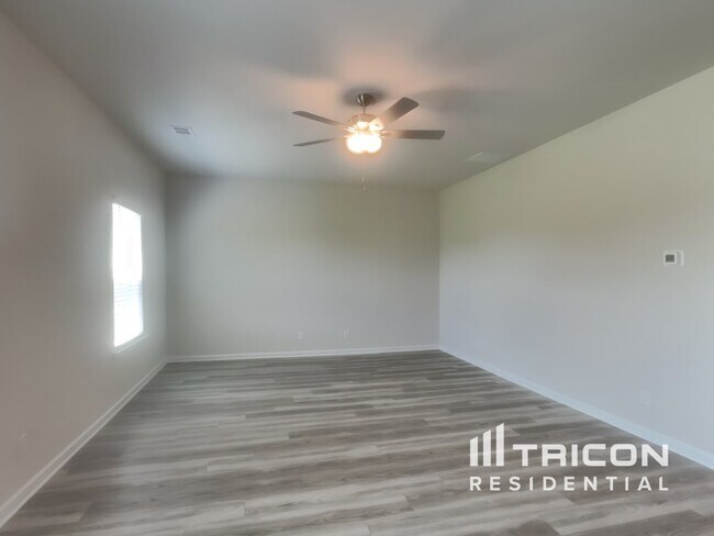 Building Photo - 275 Oliver Dr