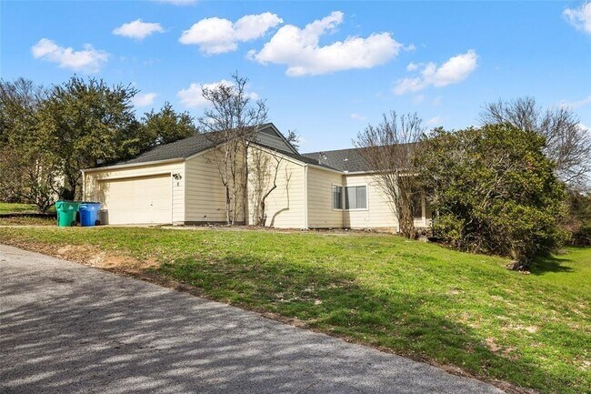 Building Photo - 307 Cuernavaca Dr N