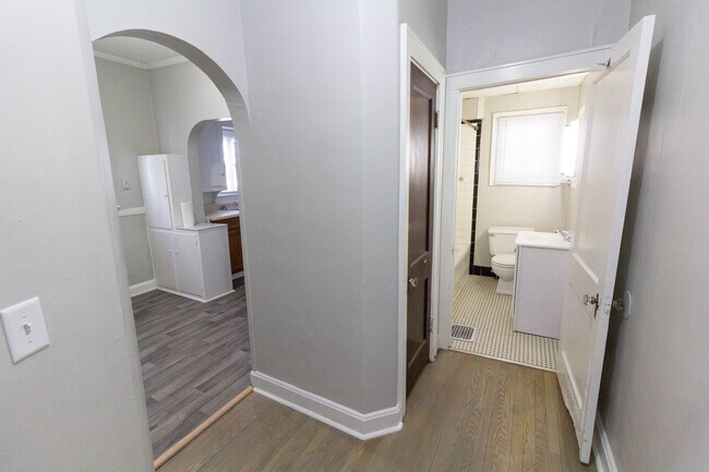 Building Photo - **DEPOSIT MOVES YOU IN** Very Large 1 Bed ...