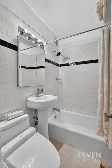 Foto del edificio - 220 W 15th St