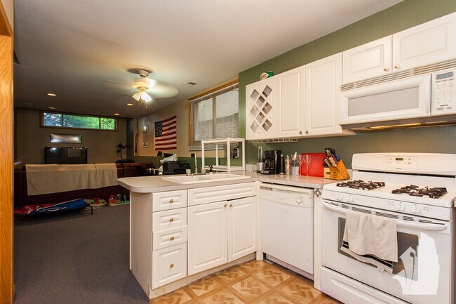 Building Photo - 1410 N Bosworth Ave