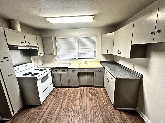 Foto del edificio - 125 Rosewood Dr