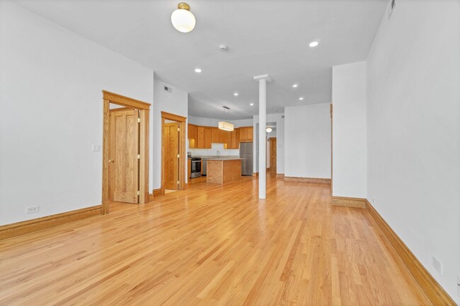 Building Photo - 3406 N Sheffield Ave