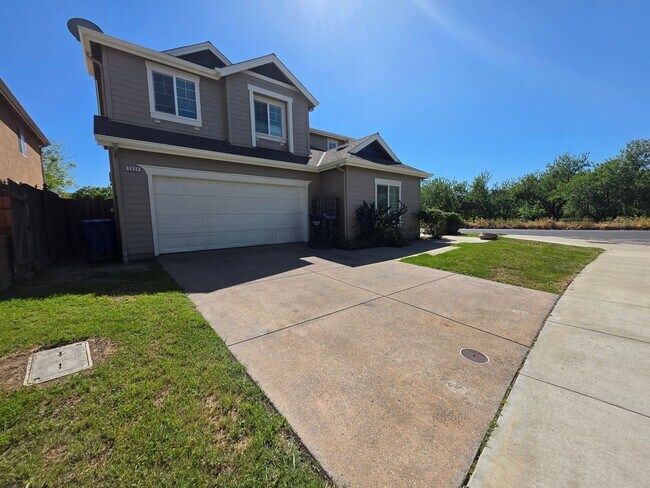 Foto del edificio - 3 bedroom with an extra office/den space in Modesto!