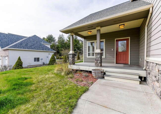 Building Photo - Beautiful 3 bed/2.5 bath single family hom...