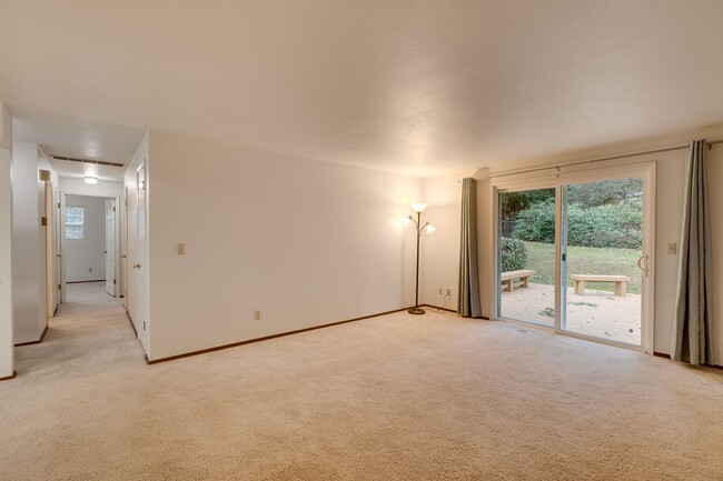 Foto del edificio - 3 Bedroom Rambler in Kirkland with Large Y...