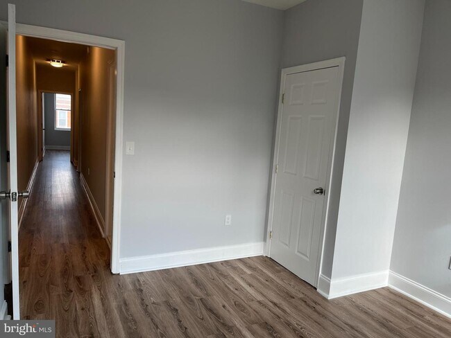 Building Photo - 2043 Kennedy Ave