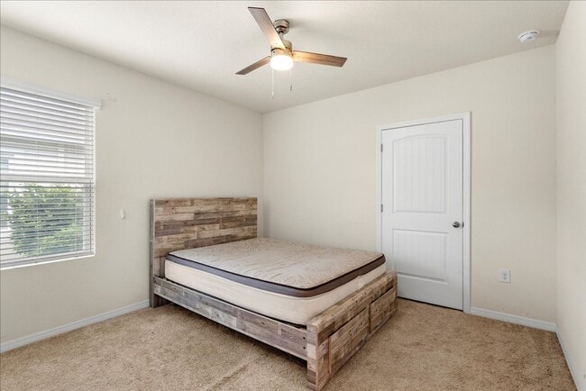 Building Photo - Newer 3/2 Home