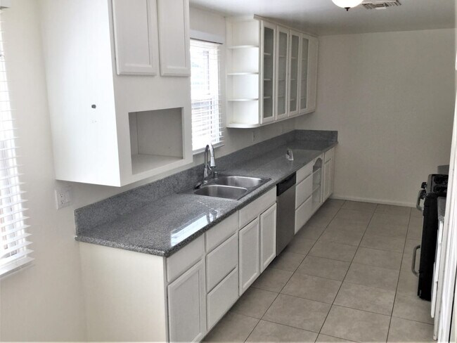 Foto del edificio - 9758 Natick Ave