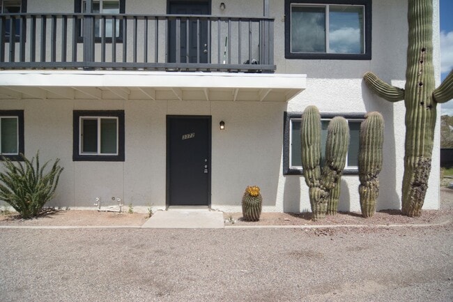 Building Photo - Recently Remodeled 2 Bedroom 1 Bath Fourplex! Great Central Location!