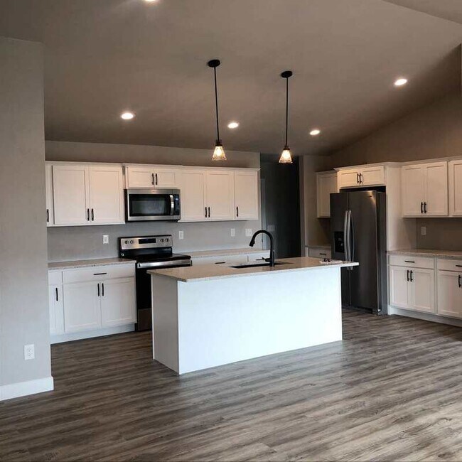 Foto del edificio - 449-451 Longwood Ln