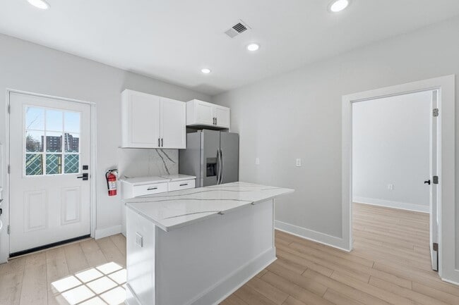 Building Photo - 1205 Hillside Pl