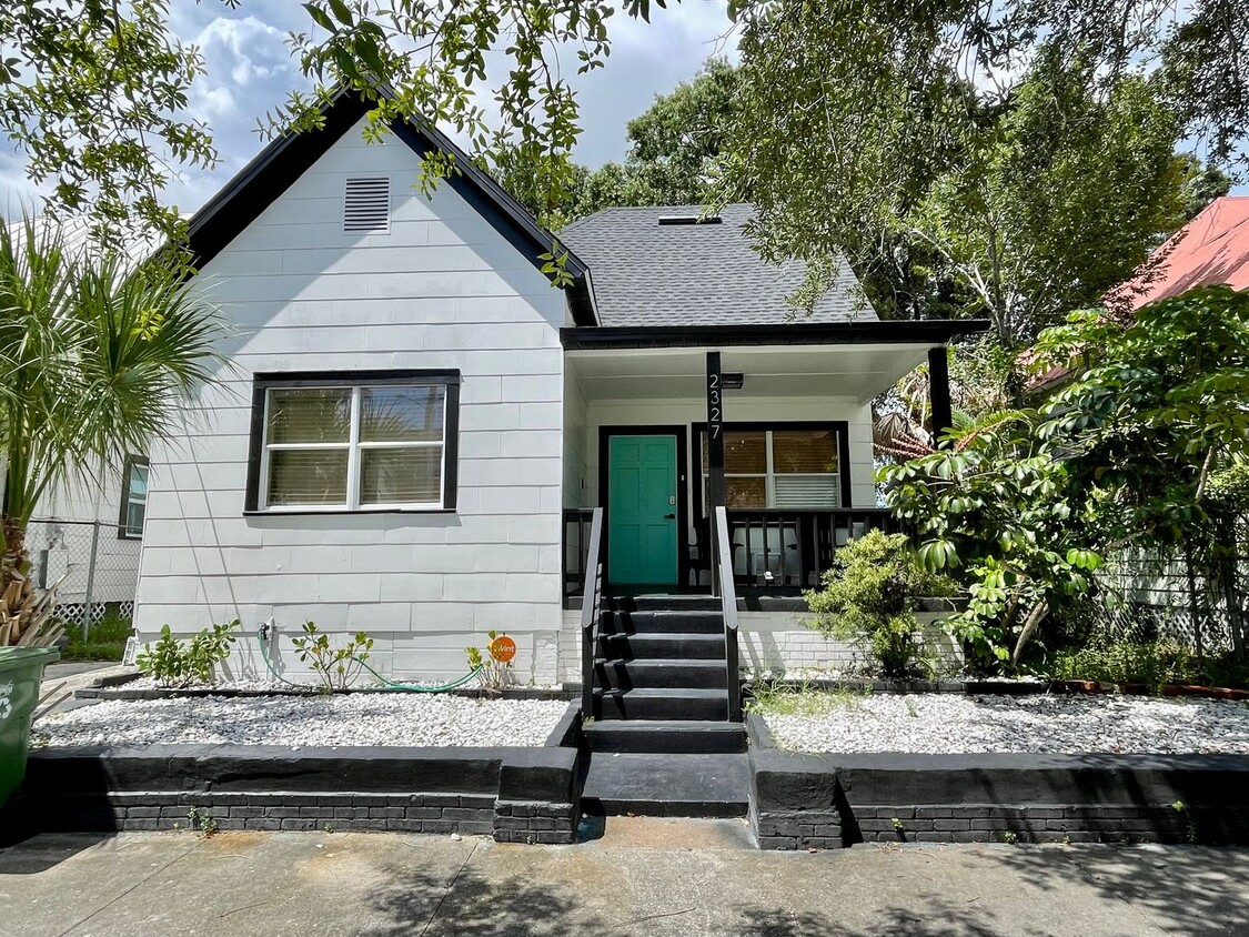 Foto principal - 3 Bedroom 2 Bath House in the Heart of Wes...