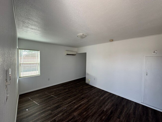 Building Photo - 1105 W Alameda St