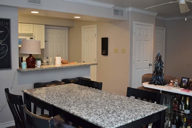 Foto del edificio - 1515 Creekside Ln