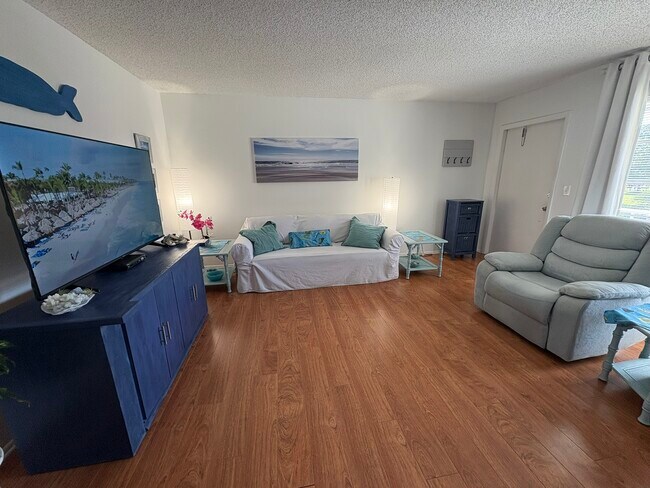 Foto del edificio - 58 Woodland Dr