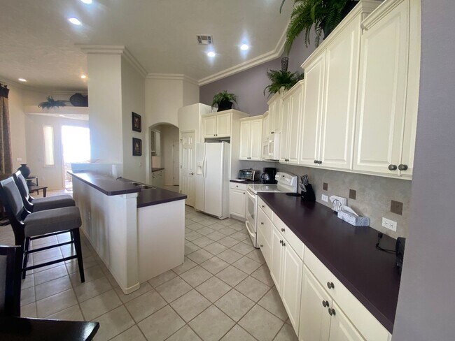 Foto del edificio - Beautiful Fully Furnished Home for rent in...