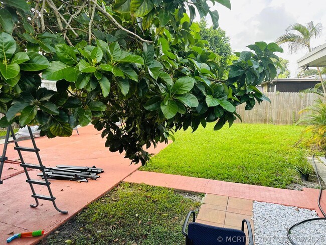 Foto del edificio - 1657 Magnolia Ln