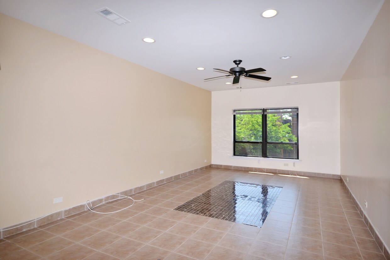 Living Room: 10 x 25 - 940 W Windsor Ave