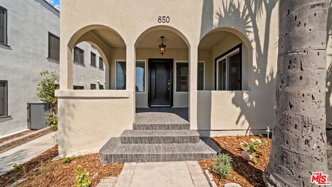 Building Photo - 850 Serrano Pl