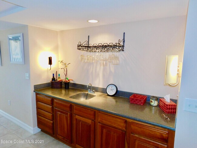 Foto del edificio - 8470 Ridgewood Ave