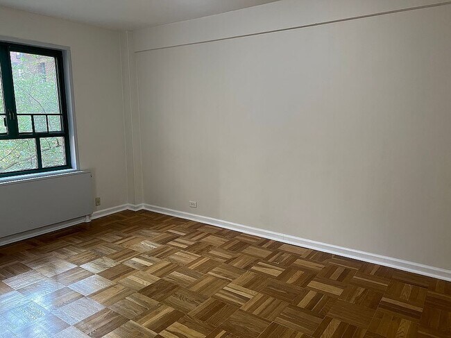 Foto del edificio - 1527 Metropolitan Ave