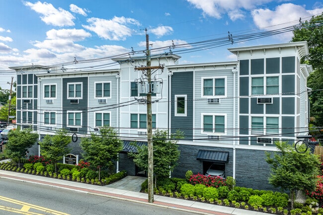 Building Photo - Hickory Manor: In-Unit Washer & Dryer, Heat, Water & Gas Included, Fitness Center, Sauna, and Bar...