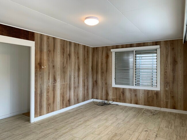 Building Photo - 3 Bedroom/1 Bathroom-One Tandem Parking/Ne...
