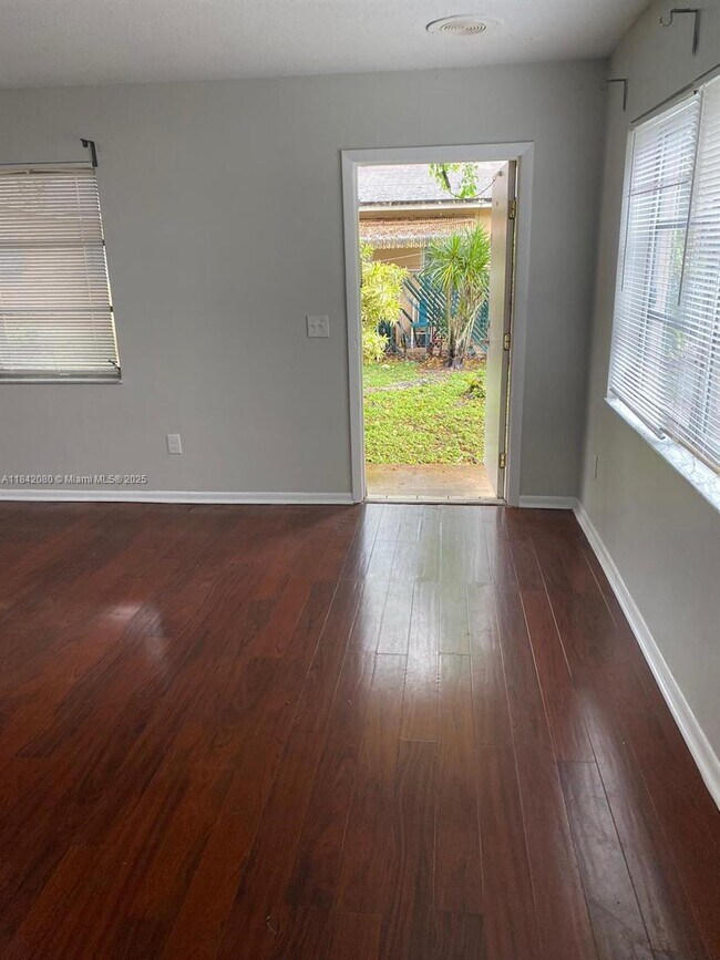 Foto del edificio - 3931 SW 51st St