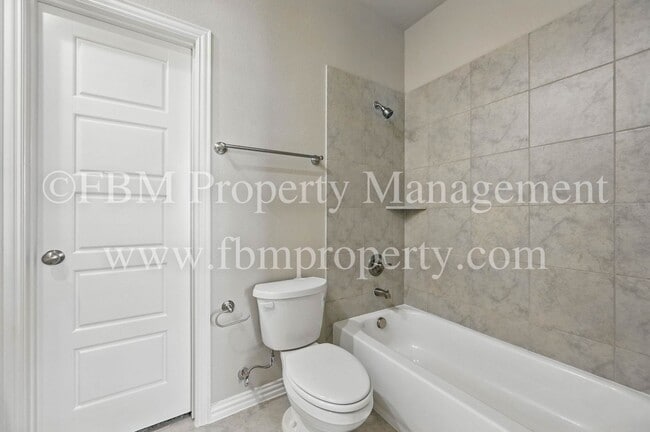 Building Photo - 2117 Luna Dr