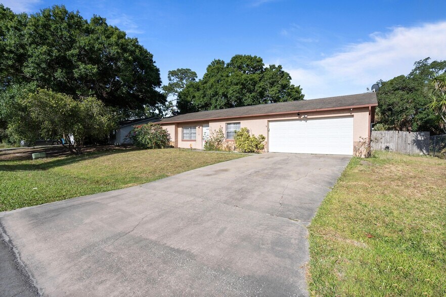 Foto principal - 1352 Tilberg Ave NW
